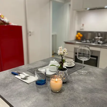 One-bedroom Apartment, Convenient To Visit The City-to *